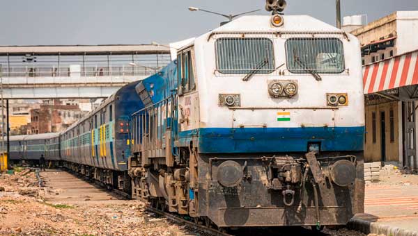 Из-за сильной жары в Индии погибли четыре пассажира поезда