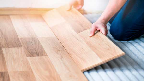 укладывать паркетную доску на пол