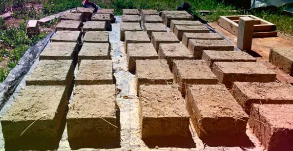 Дом из земляных кирпичей