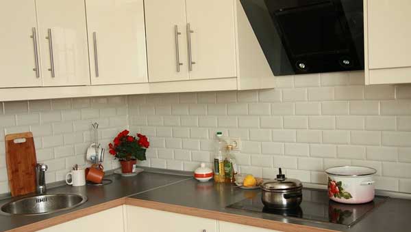 Как выложить плиткой фартук на кухне 