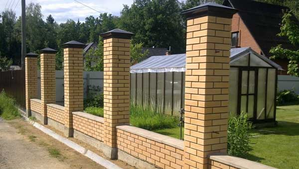Кирпичные столбы для забора 