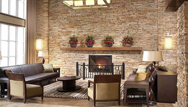 Декорирование интерьера квартиры диким камнем