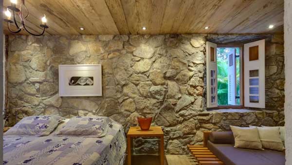 Декорирование интерьера квартиры диким камнем