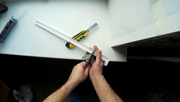 Как приклеить пластиковый уголок