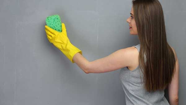 Как вывести пятна с окрашенных стен