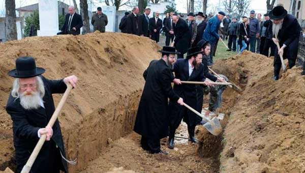 Обнаружение братской могилы евреев - жертв Холокоста
