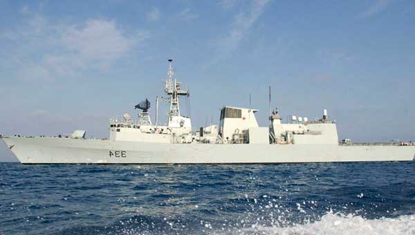 Канадский военный корабль задело двумя китайскими истребителями